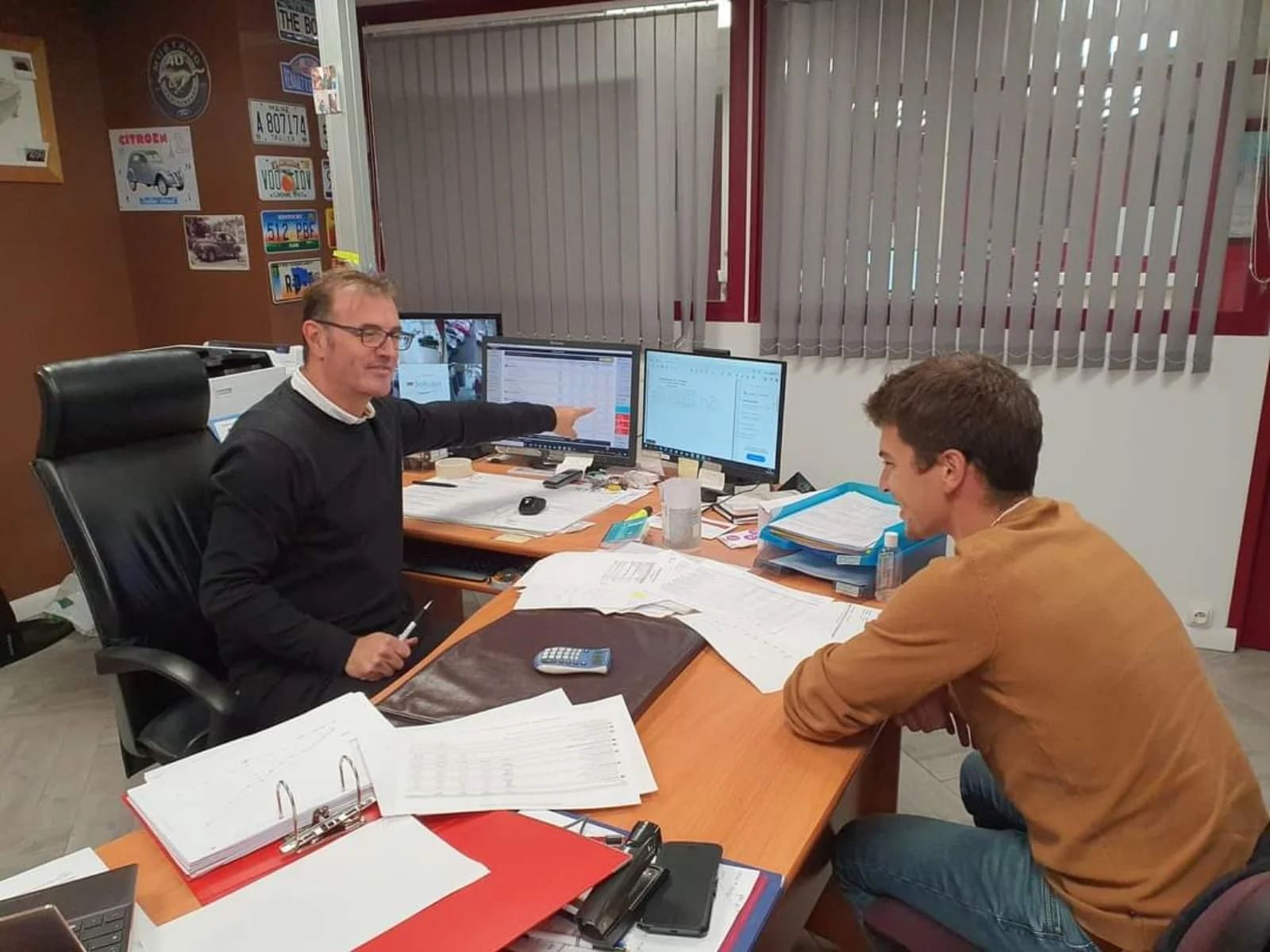 Photo de Vincent Cordonnier montrant des résultats à un jeune professionnel.